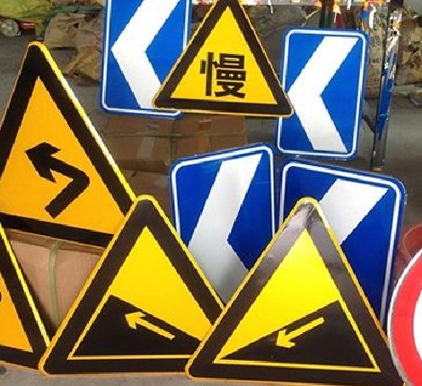 甘泉标识标牌中颜色的确定是很重要的。